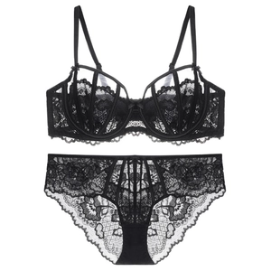 Conjunto de lencería de encaje negro con sujetador floral y braga a juego