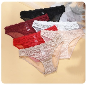 Primer plano de conjunto de bragas de encaje con bordado floral y detalle de malla fina