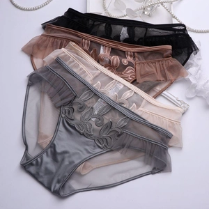 Détails de culotte en dentelle et satin avec broderie florale et bords en maille fine