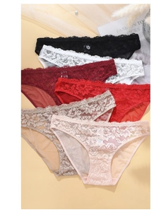 Primer plano detallado de bragas de encaje floral con bordados de malla delicados