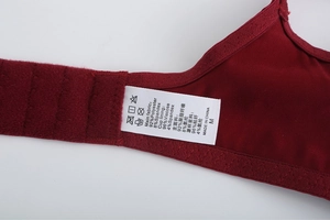 Vue détaillée de l'étiquette d'entretien du soutien-gorge en dentelle bordeaux et taille M
