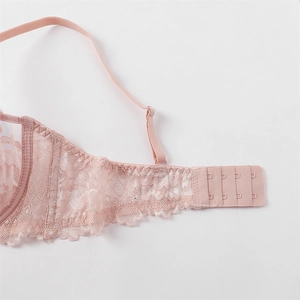 Detalle de sujetador de encaje rosa con tirantes ajustables y cierre posterior