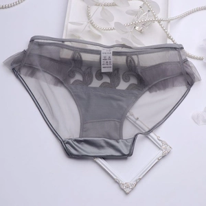 Vue détaillée de la broderie en dentelle grise et doublure en coton de cette culotte