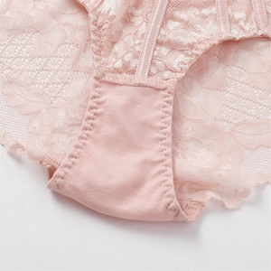 Primer plano del encaje floral rosa de la braguita mostrando la textura fina y costuras