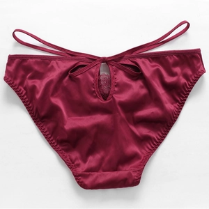 Satin-Slip in Weinrot mit verführerischem Cut-Out, feiner Spitze und doppeltem Riemchen-Design