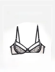 Détail du soutien-gorge en dentelle noire brodée avec mesh respirant et armatures