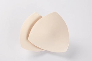 Primer plano de rellenos de sujetador triangulares transpirables en color beige suave