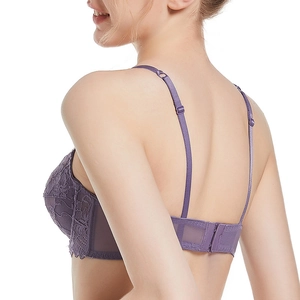 Soutien-gorge en dentelle violette avec mesh et bretelles réglables, vue de profil