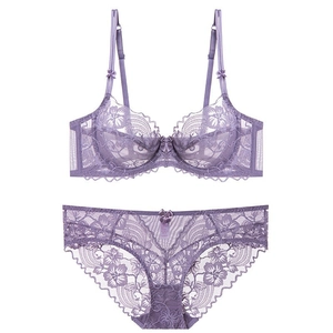 Ensemble lingerie en dentelle florale mauve avec soutien-gorge et culotte assortie