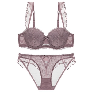 Lingerieset van kant in oudroze met ruches aan de bandjes en strikjes op witte basis