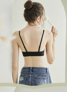 Vista posteriore del reggiseno nero senza cuciture stile francese con spalline regolabili