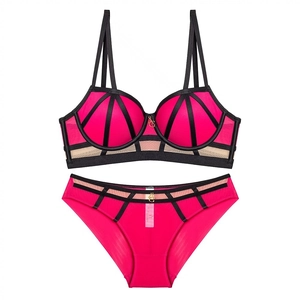 Ensemble lingerie rose sexy avec bordures noires contrastées et soutien-gorge push-up
