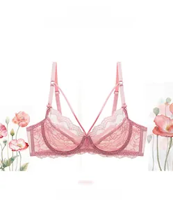Dettaglio ravvicinato del reggiseno in pizzo rosa con ricami floreali e spalline a V