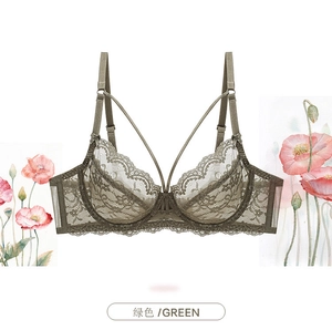 Dettaglio del reggiseno in pizzo verde oliva con ricami floreali e doppie spalline