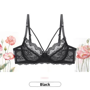 Dettaglio del reggiseno in pizzo nero trasparente con motivi floreali e spalline a V