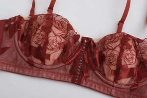 Broderie détaillée de roses bordeaux sur dentelle délicate et bonnet en résille