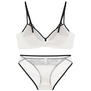 Vue détaillée du dos de l'ensemble de lingerie en dentelle avec liserés contrastés