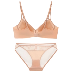 Détail d'un ensemble lingerie beige sans armature avec dentelle et fines bretelles