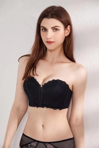 Détail d'un ensemble bandeau en dentelle noire sans bretelles avec broderies