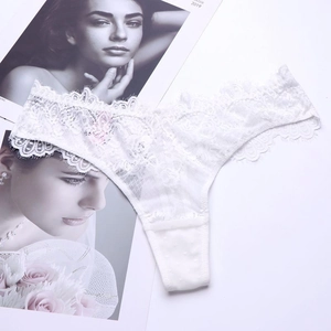 Eleganter weißer Spitzen-String für Damen mit transparentem floralem Stickmuster und niedriger Taille