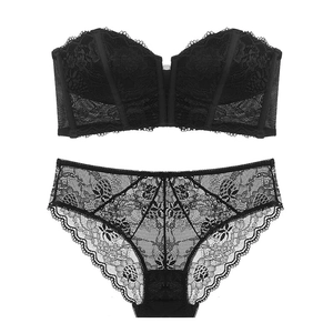 Sexy zwarte kant lingerie set met strapless bandeau beha en bijpassende bloemen slip