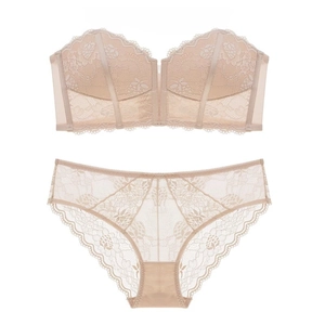 Detailweergave van het huidkleurige kanten lingeriesetje met strapless beha en slipje
