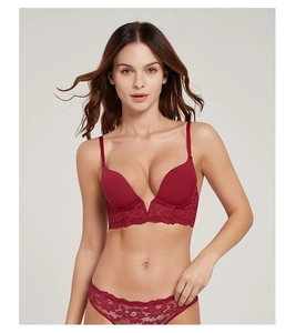 Détail d'un ensemble de lingerie en dentelle bordeaux avec soutien-gorge en V et culotte