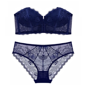 Detailweergave van donkerblauwe kanten lingerieset met strapless bandeau-bh en broekje