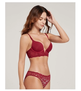 Détail de l'ensemble lingerie rouge en dentelle avec col V plongeant et broderie florale