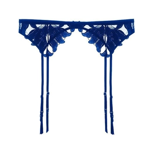 Detalle de liguero de encaje azul oscuro con correas ajustables y decoración de lazo