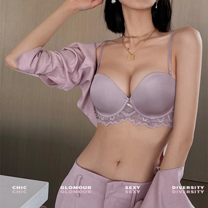Schickes lavendelfarbenes Spitzen-Bralette mit Wimpernspitze unter einem Blazer