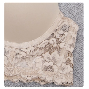 Détail de la broderie florale en dentelle nude et texture douce du soutien-gorge femme