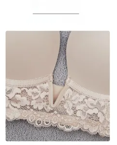 Détail de la broderie en dentelle florale beige et du tissu sans couture du soutien-gorge