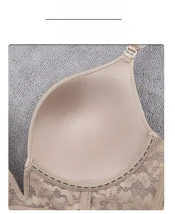 Détail du soutien-gorge beige en V profond avec bonnets lisses et dentelle délicate