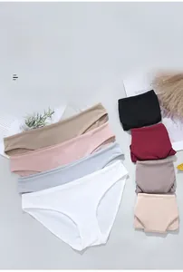 Dettaglio di slip senza cuciture traspiranti a vita bassa in vari colori sfiziosi
