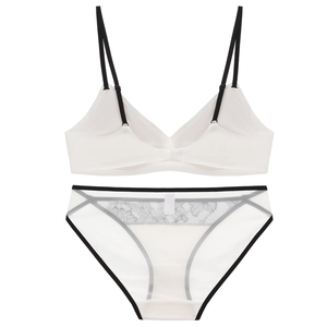 Ensemble de lingerie en dentelle avec bonnets triangles blancs et bretelles contrastées
