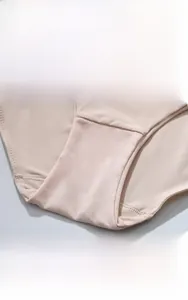 Dettaglio slip beige senza cuciture con tassello in puro cotone per il massimo comfort