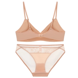 Détails du dos en dentelle et de l'agrafe sur cet ensemble de lingerie style français