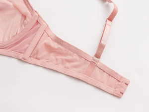 Dettaglio del reggiseno rosa con ali in rete traspirante e spalline regolabili