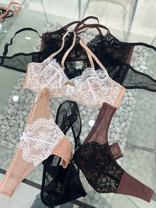 Flachbild-Detail eines Spitzen-Lingerie-Sets mit Blumenstickerei und feinen Schleifen