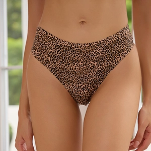 Nahaufnahme der nahtlosen Leopard-Tanga aus elastischer Seide mit hohem Beinausschnitt