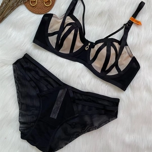 Ensemble de lingerie en dentelle avec soutien-gorge à armatures sur tapis en fourrure