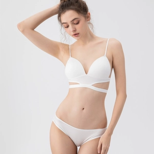 Completo intimo bianco a triangolo dal design minimalista con dettagli incrociati e senza cuciture