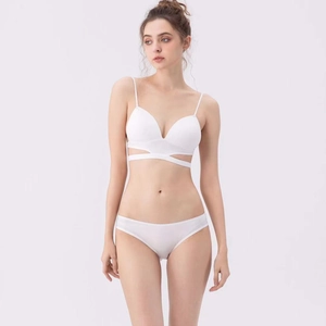 Dettaglio del set intimo bianco senza cuciture con spalline sottili e fasce incrociate