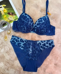 Gedetailleerde weergave van een donkerblauwe luipaard lingerieset met maatlabel 75C