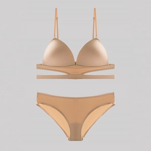 Dettaglio del set reggiseno a triangolo e slip color nudo con tessuto senza cuciture