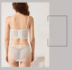 Détail d'un ensemble lingerie dentelle blanche avec vue arrière et agrafage à 4 rangées