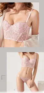 Broderie florale de luxe sur bustier en dentelle rose clair et slip assorti en détail