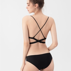 Ensemble de lingerie triangle mince sans armature avec bretelles croisées au dos en noir
