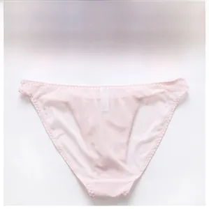 Gros plan d'une culotte en dentelle rose avec mesh respirant et broderie florale